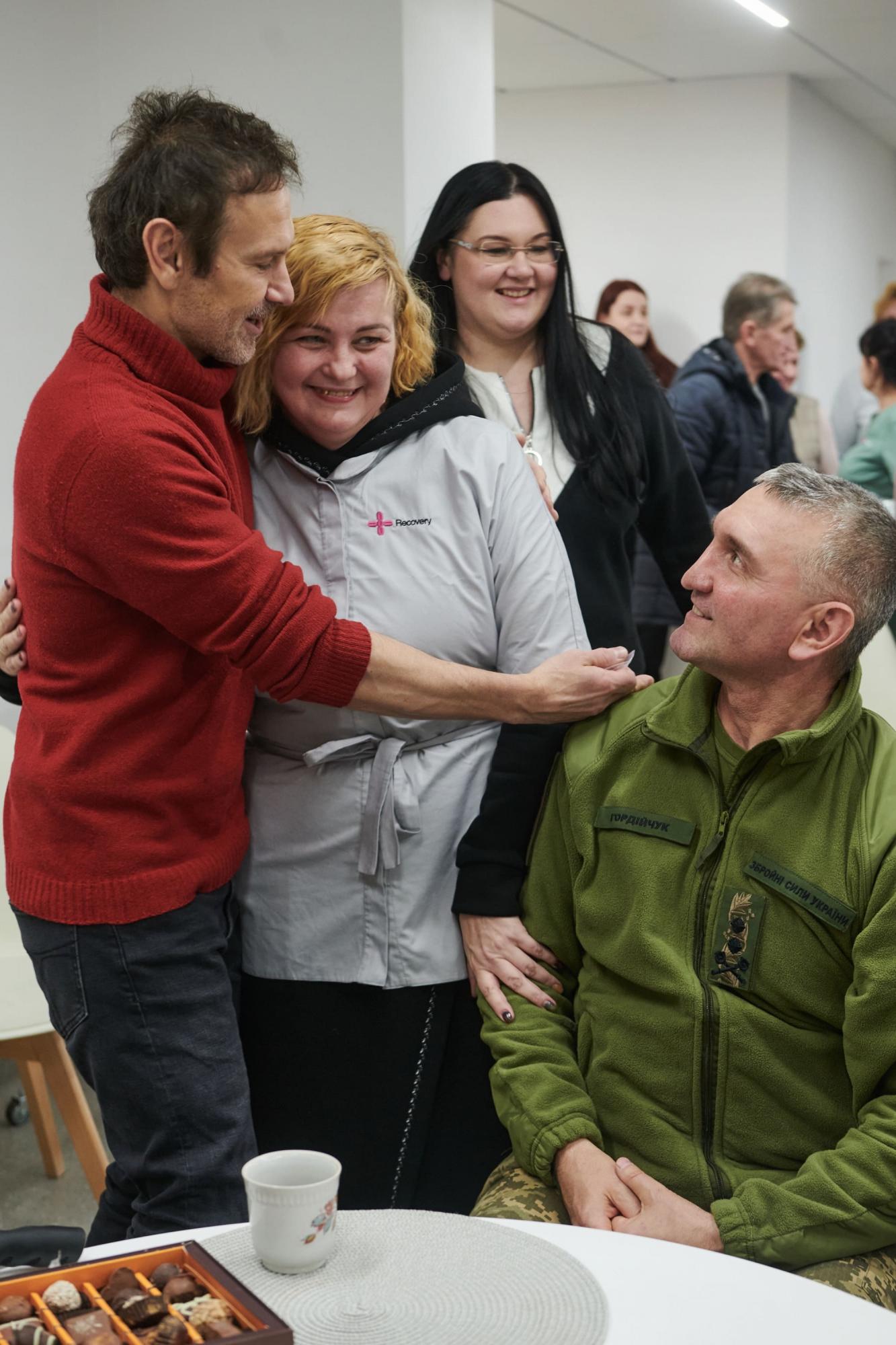 Вакарчук зіграв несподіваний концерт для військових: душевні фото і відео